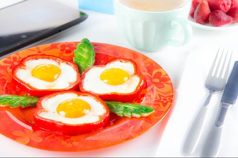 eggsufs frits aux poivrons - un plat copieux au menu du régime aux œufs