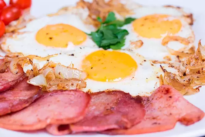 eggsufs brouillés et bacon sur un régime sans glucides