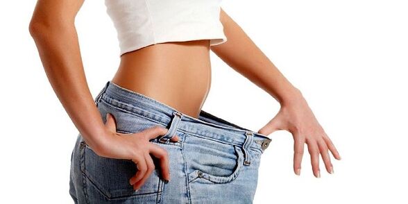 La jeune fille a perdu du poids au niveau de l’abdomen en éliminant les aliments malsains de son alimentation. 