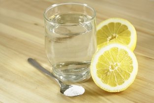 de l'eau avec du citron